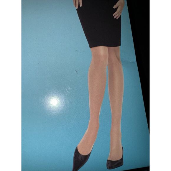 HANES DAY SHEER CONTROL TOP 2 PAIR VALUE PACK SIZE AB LITTLE COLOR SANDALFOOT - Picture 2 of 7